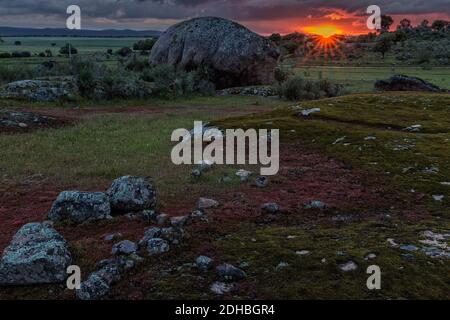 Ein landschaftlich reizvoller Blick auf den Sonnenuntergang in einem natürlichen Gebiet der Barruecos, Extremadura, Spanien Stockfoto