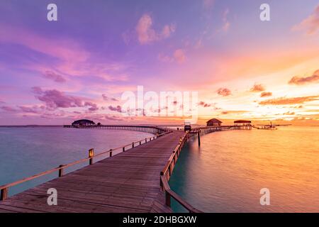 Sonnenuntergang auf der Insel der Malediven, Luxus Wasservillen Bungalows Resort Holzsteg. Wunderschöne Himmel Wolken und Sonnenaufgang Strand Hintergrund Sommerurlaub Stockfoto