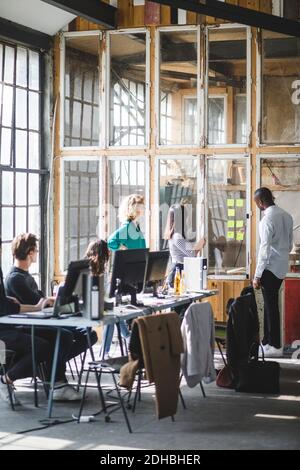 Team von jungen Computer-Programmierer diskutieren neue Geschäftsstrategien bei Kreativer Arbeitsplatz Stockfoto