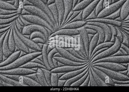 Textur aus echtem Wildleder geprägtes Blumenmuster in Nahaufnahme, trendige graue Farbe. Moderner natürlicher Hintergrund Stockfoto