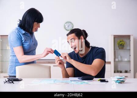 Rentnerin und ihr junger Sohn im Budget-Planungs-Konzept Stockfoto