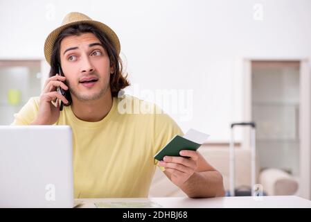Junger Mann mit Pass für die Vorbereitung der Sommerreise Stockfoto