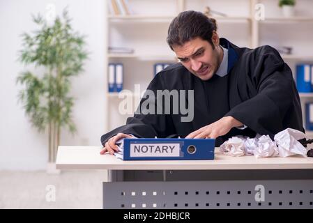 Junger männlicher Richter, der im Gerichtsgebäude arbeitet Stockfoto