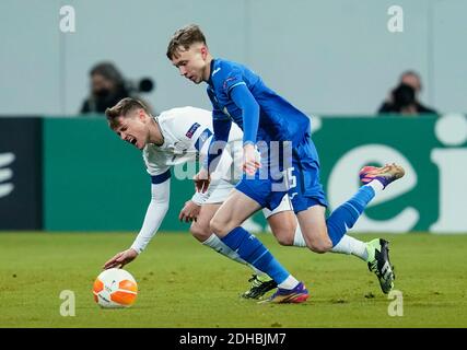 Sinsheim, Deutschland. Dezember 2020. Fußball: Europa League, TSG 1899 Hoffenheim - KAA Gent, Gruppenphase, Gruppe L, Matchday 6, PreZero-Arena. Die Herren Alessio Castro-Montes (l.) und Hoffenheims Maximilian Beier kämpfen um den Ball. Quelle: Uwe Anspach/dpa/Alamy Live News Stockfoto