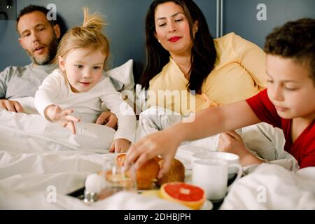 Familie mit Frühstück im Bett Stockfoto