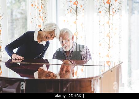 Seniorenpaar spielt Klavier zusammen im Pflegeheim Stockfoto