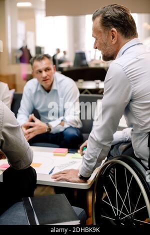 Verkaufsleiter diskutieren über Geschäftsstrategien im Büro Stockfoto