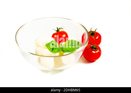 Basilikum, Tomaten und Mozzarella für Caprese Salat Stockfoto