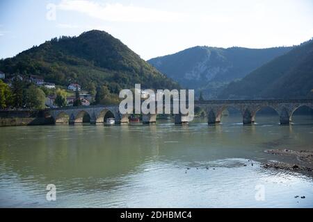 Eine Aufnahme der Mehmed Pasa Sokolovic Brücke in Visegrad, Bosnien und Herzegowina Stockfoto