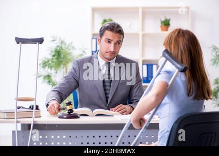 Junge verletzte Frau und Anwalt im Gerichtssaal Stockfoto