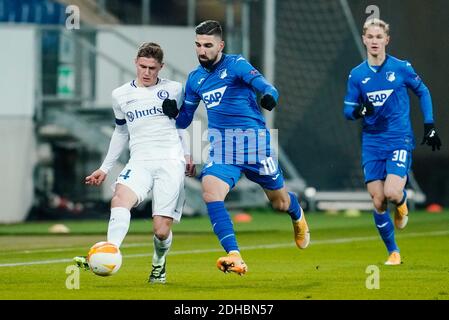 Sinsheim, Deutschland. Dezember 2020. Fußball: Europa League, TSG 1899 Hoffenheim - KAA Gent, Gruppenphase, Gruppe L, Matchday 6, PreZero-Arena. Die Herren Alessio Castro-Montes (L) und Hoffenheims Munas Dabbur (M) kämpfen um den Ball. Quelle: Uwe Anspach/dpa/Alamy Live News Stockfoto