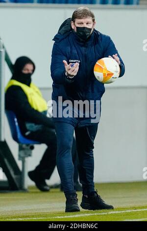 Sinsheim, Deutschland. Dezember 2020. Fußball: Europa League, TSG 1899 Hoffenheim - KAA Gent, Gruppenphase, Gruppe L, Matchday 6, PreZero-Arena. Gent-Trainer Hein Vanhaezebrouck wirft den Ball. Quelle: Uwe Anspach/dpa/Alamy Live News Stockfoto