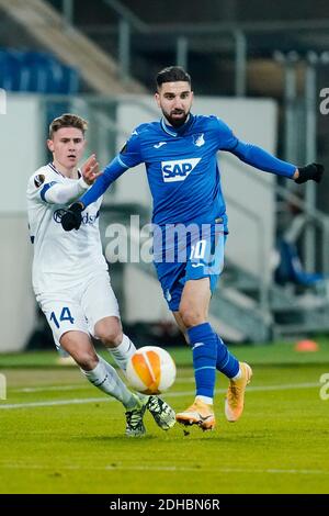 Sinsheim, Deutschland. Dezember 2020. Fußball: Europa League, TSG 1899 Hoffenheim - KAA Gent, Gruppenphase, Gruppe L, Matchday 6, PreZero-Arena. Die Herren Alessio Castro-Montes (l.) und Hoffenheims Munas Dabbur kämpfen um den Ball. Quelle: Uwe Anspach/dpa/Alamy Live News Stockfoto