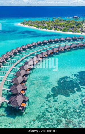 Luftaufnahme des wunderschönen tropischen Strandes der Malediven. Tolle Aussicht, blautürkisfarbenes Lagunenwasser, Palmen und weißer Sandstrand. Luxusreisen Stockfoto