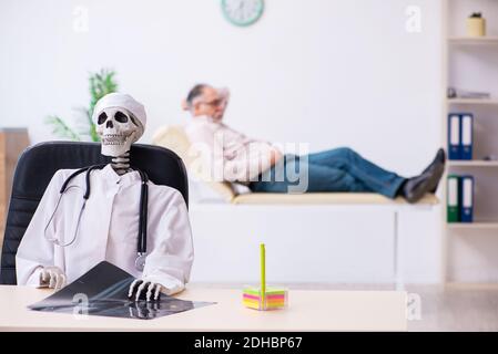 Alter Mann besucht toten Arzt Radiologen Stockfoto