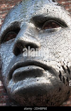 Eine von Rick Kirby entworfene Metallskulptur auf der Seite der Drill Hall, Lincoln, England, Großbritannien. Stockfoto