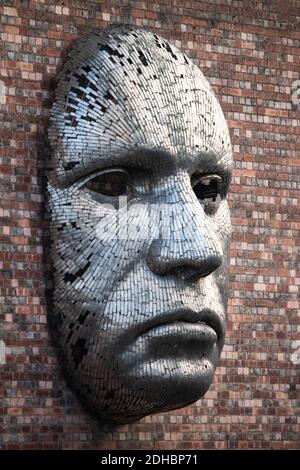 Eine von Rick Kirby entworfene Metallskulptur auf der Seite der Drill Hall, Lincoln, England, Großbritannien. Stockfoto