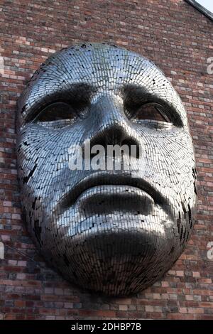 Eine von Rick Kirby entworfene Metallskulptur auf der Seite der Drill Hall, Lincoln, England, Großbritannien. Stockfoto