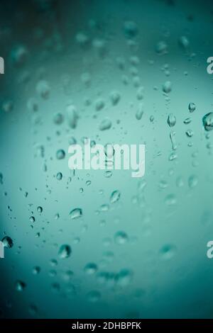 Detail der Regentropfen auf einem Fenster Stockfoto