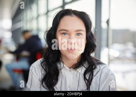 Nahaufnahme Porträt einer jungen Studentin an der Universität Stockfoto