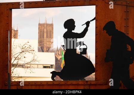 Ein Denkmal für die Lincoln-Ingenieure, die zusammen arbeiteten, um den Tank in Lincoln im Jahr 1915 zu erfinden. Am Kreisverkehr am Ende der Tritton Road steht die Lincoln Cathedral im Hintergrund. Stockfoto