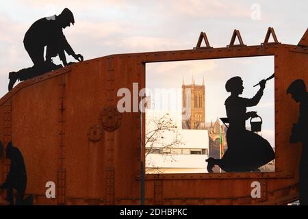 Ein Denkmal für die Lincoln-Ingenieure, die zusammen arbeiteten, um den Tank in Lincoln im Jahr 1915 zu erfinden. Am Kreisverkehr am Ende der Tritton Road steht die Lincoln Cathedral im Hintergrund. Stockfoto