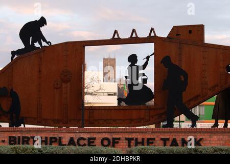 Ein Denkmal für die Lincoln-Ingenieure, die zusammen arbeiteten, um den Tank in Lincoln im Jahr 1915 zu erfinden. Am Kreisverkehr am Ende der Tritton Road steht die Lincoln Cathedral im Hintergrund. Stockfoto