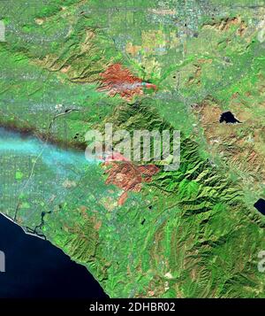 Rauchwolken steigen aus den Waldbränden des Flughafens und des Silverado Canyon auf dem Satelliten Landsat 8 am 3. Dezember 2020 in der Nähe von Los Angeles, Kalifornien. Stockfoto