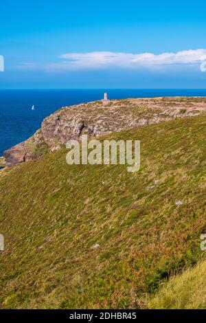 Frehel, Bretagne, Frankreich - 25. August 2019: Panoramablick auf das Kap Frehel und seinen Leuchtturm, eines der beliebtesten Reiseziele in der Bretagne, Fr. Stockfoto