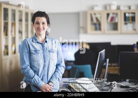 Portrait von lächelnd reifen weiblichen Lehrer im Computer-Labor stehen In der High School Stockfoto