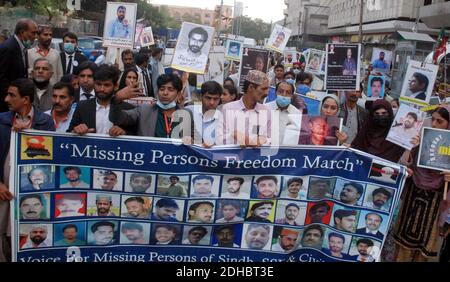 Mitglieder von Voice of Missing Persons of Sindh veranstalten am Donnerstag, dem 10. Dezember 2020, eine Protestdemonstration für die Wiederherstellung ihrer vermissten Liebe zum Internationalen Tag der Menschenrechte im Presseclub Karachi. Stockfoto