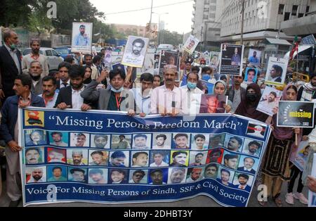 Mitglieder von Voice of Missing Persons of Sindh veranstalten am Donnerstag, dem 10. Dezember 2020, eine Protestdemonstration für die Wiederherstellung ihrer vermissten Liebe zum Internationalen Tag der Menschenrechte im Presseclub Karachi. Stockfoto