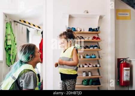 Happy girl Blick auf weibliche Lehrer in Garderobe Stockfoto
