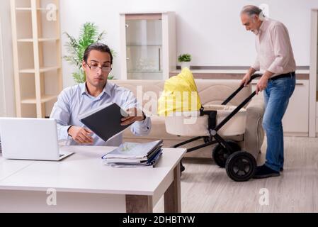 Rentner Großvater nach Neugeborenen zu Hause Stockfoto