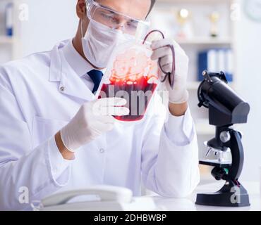 Arzt arbeiten mit Blutproben im Krankenhaus Klinik Labor Stockfoto