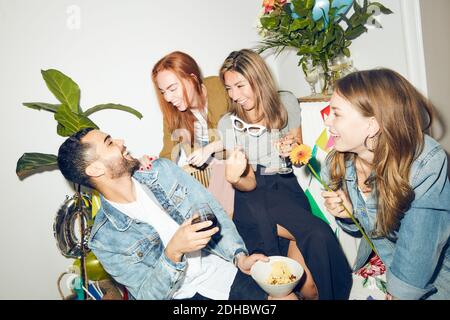 Fröhliche junge Freunde genießen Dinner-Party zu Hause Stockfoto