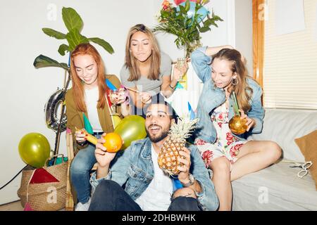 Junge multi-ethnische Freunde genießen Abendessen Party zu Hause Stockfoto
