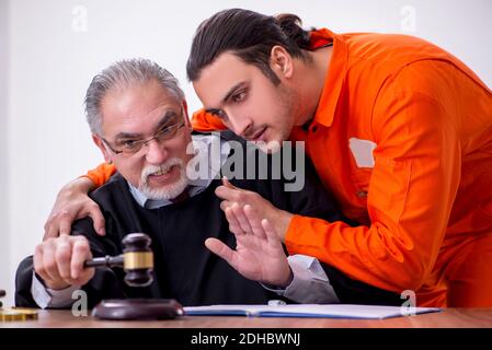 Alte männliche Richter Treffen mit jungen Gefangenen im Gerichtsgebäude Stockfoto