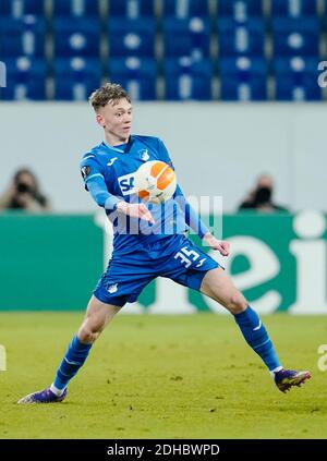 Sinsheim, Deutschland. Dezember 2020. Fußball: Europa League, TSG 1899 Hoffenheim - KAA Gent, Gruppenphase, Gruppe L, Matchday 6, PreZero-Arena. Hoffenheims Maximilian Beier spielt den Ball. Quelle: Uwe Anspach/dpa/Alamy Live News Stockfoto