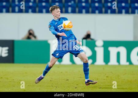 Sinsheim, Deutschland. Dezember 2020. Fußball: Europa League, TSG 1899 Hoffenheim - KAA Gent, Gruppenphase, Gruppe L, Matchday 6, PreZero-Arena. Hoffenheims Maximilian Beier spielt den Ball. Quelle: Uwe Anspach/dpa/Alamy Live News Stockfoto