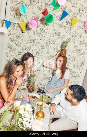 Kippen Sie Aufnahme von jungen multi-ethnischen Freunden genießen Abendessen Partei sitzen Im Apartment Stockfoto