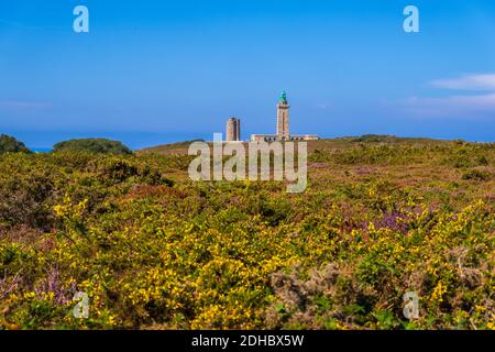 Frehel, Bretagne, Frankreich - 25. August 2019: Panoramablick auf den Leuchtturm Cap Frehel und die Fliederheidewiesen in der Bretagne im Nordwesten Frankreichs Stockfoto