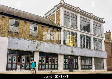 Dieses denkmalgeschützte Gebäude in der St James' Street, King's Lynn, ist eines der frühesten Gebäude mit Stahlbetonrahmen aus England. Siehe Details unter Beschreibung Stockfoto