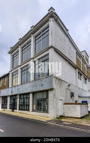 Dieses denkmalgeschützte Gebäude in der St James' Street, King's Lynn, ist eines der frühesten Gebäude mit Stahlbetonrahmen aus England. Siehe Details unter Beschreibung Stockfoto