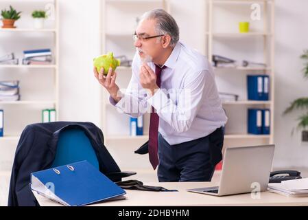 Alte Geschäftsmann Mitarbeiter in Konkurs Konzept Stockfoto