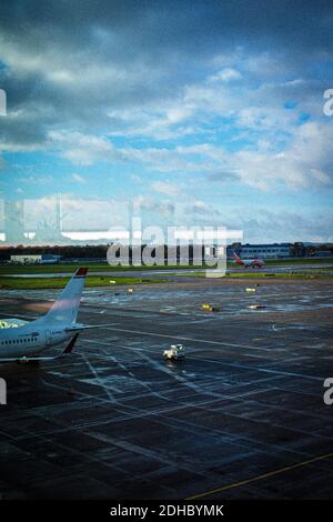Flugbewegungen am Südterminal Flughafen London Gatwick England Großbritannien. Stockfoto