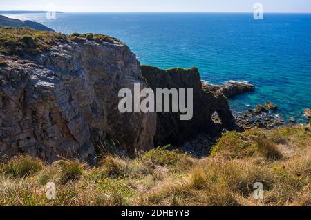 Frehel, Bretagne, Frankreich - 25. August 2019: Felsküste des Cap Frehel eine Halbinsel im Cotes-d-Armor der Bretagne im Nordwesten Frankreichs Stockfoto