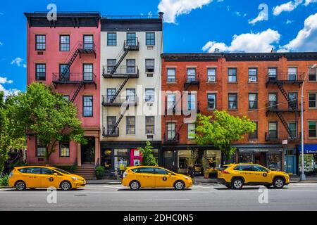 New York City, USA, Mai 2019, Blick auf drei gelbe Taxis, die in einer Straße des Chelsea-Viertels geparkt sind Stockfoto