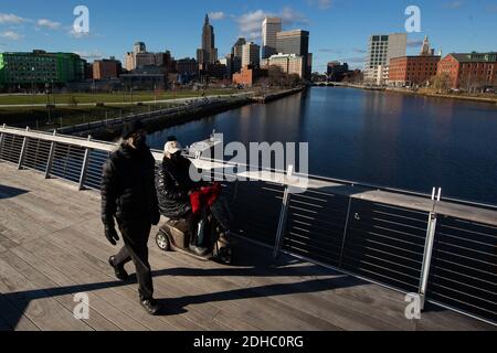 Pawtucket, Usa. Dezember 2020. Am Donnerstag, den 10. Dezember 2020, überqueren Fußgänger eine Fußgängerbrücke über den Providence River in Providence, Rhode Island. Der Staat Rhode Island hat derzeit die höchste Pro-Kopf-COVID-19-Rate des Landes. Foto von Matthew Healey/UPI Kredit: UPI/Alamy Live Nachrichten Stockfoto