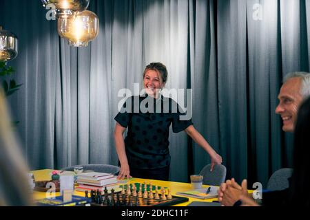 Fröhlicher Geschäftsmann und Geschäftsfrau im Vorstandszimmer im Kreativbüro Stockfoto